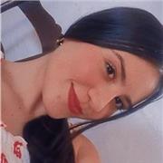 Profesor de español brinda clases a niños de todas las edades